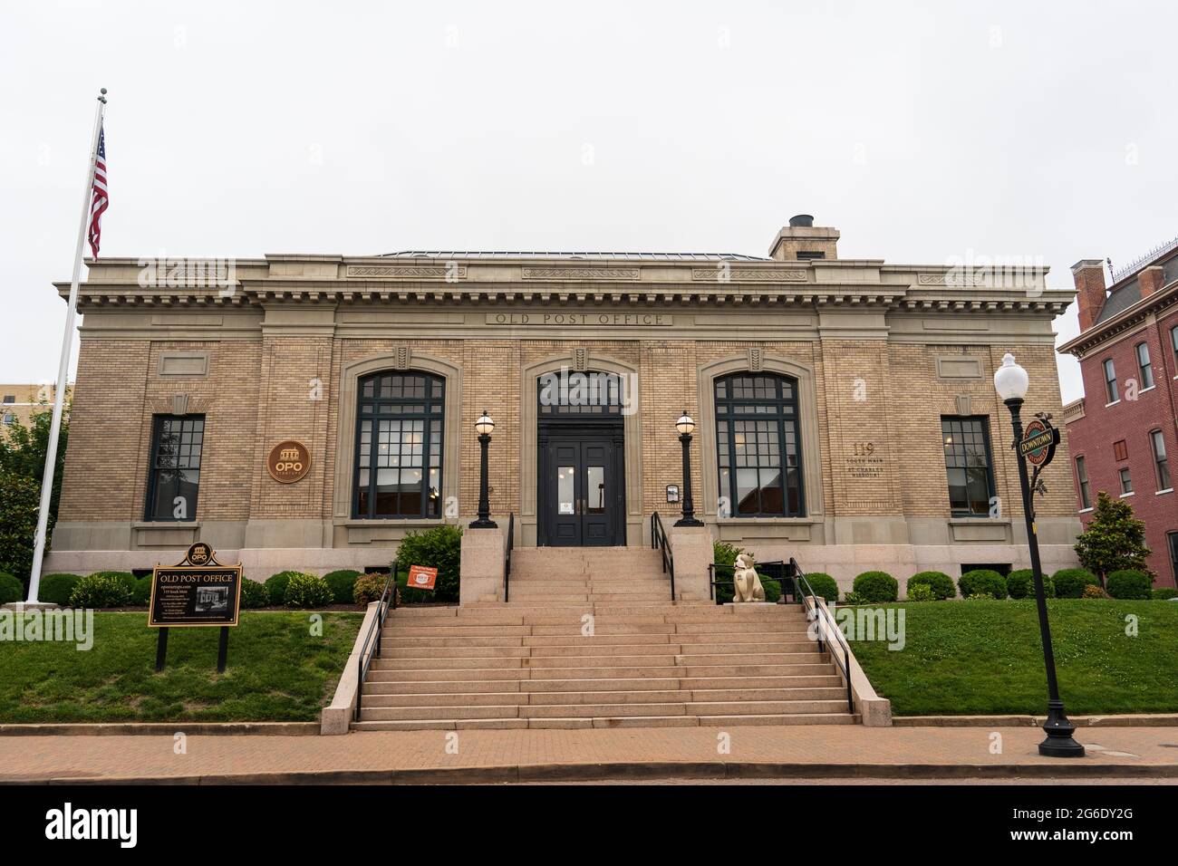 St Charles, Missouri - 8. Juni 2021: Das Old Post Office in der historischen Innenstadt ist jetzt der Standort von OPO Startups, wo Co-Working, Meeting Rooms und priv Stockfoto