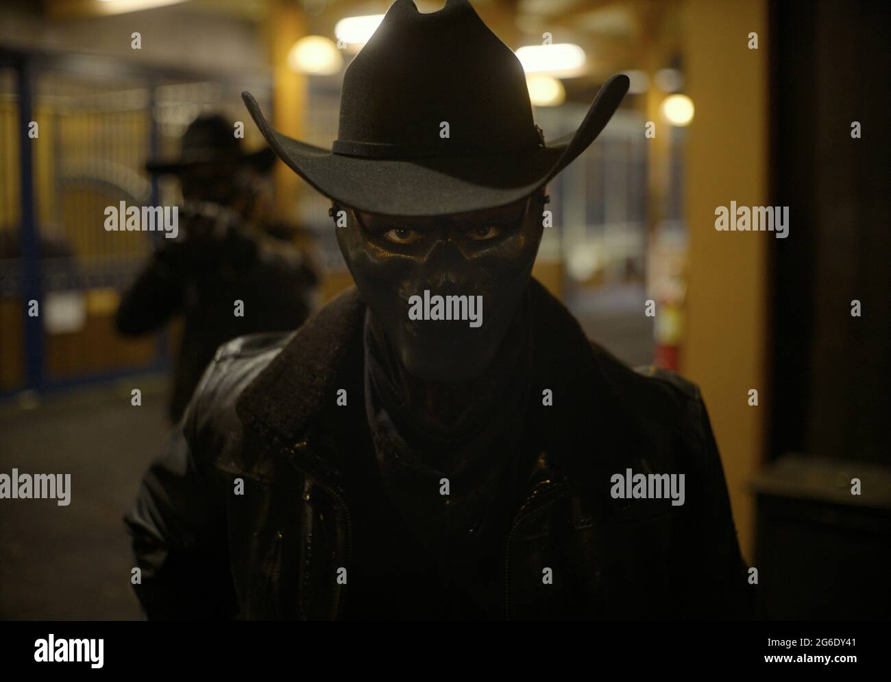 The Forever Purge (2021) unter der Regie von Everardo Gicht mit Ana de la Reguera, Tenoch Huerta und Josh Lucas. Alle Regeln werden gebrochen, da eine Sekte gesetzloser Marodeuter beschließt, dass die jährliche Säuberung nicht bei Tagesanbruch aufhört und stattdessen nie enden sollte Stockfoto