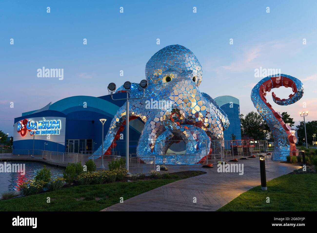 Branson, MO - 8. Juni 2021: Aquarium am Boardwalk in der Abenddämmerung mit den Lichtern auf dem riesigen Oktopus, der das Gebäude bedeckt. Stockfoto