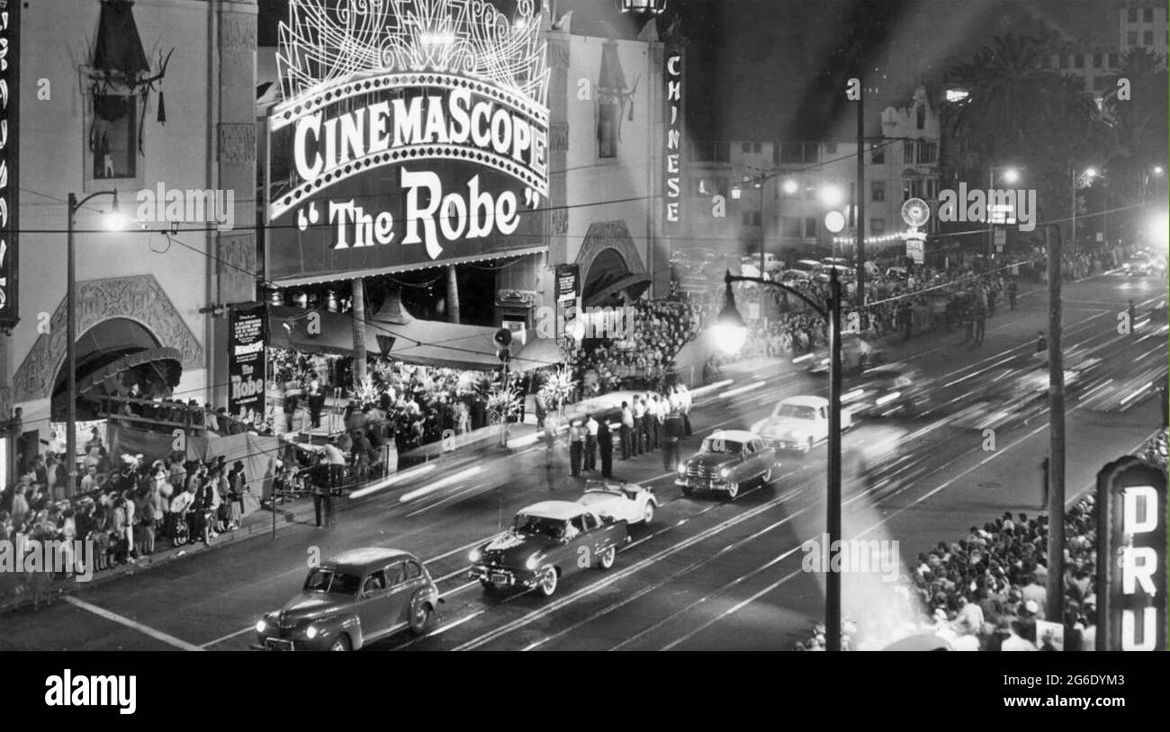 DIE ROBE der Szene vor Graumans chinesischem Theater am 6925 Hollywood Boulevard, Los Angeles, am 16. September 1953 mit Menschenmassen, die auf die Ankunft der Stars warten. Des 20th Century Fox Films Stockfoto