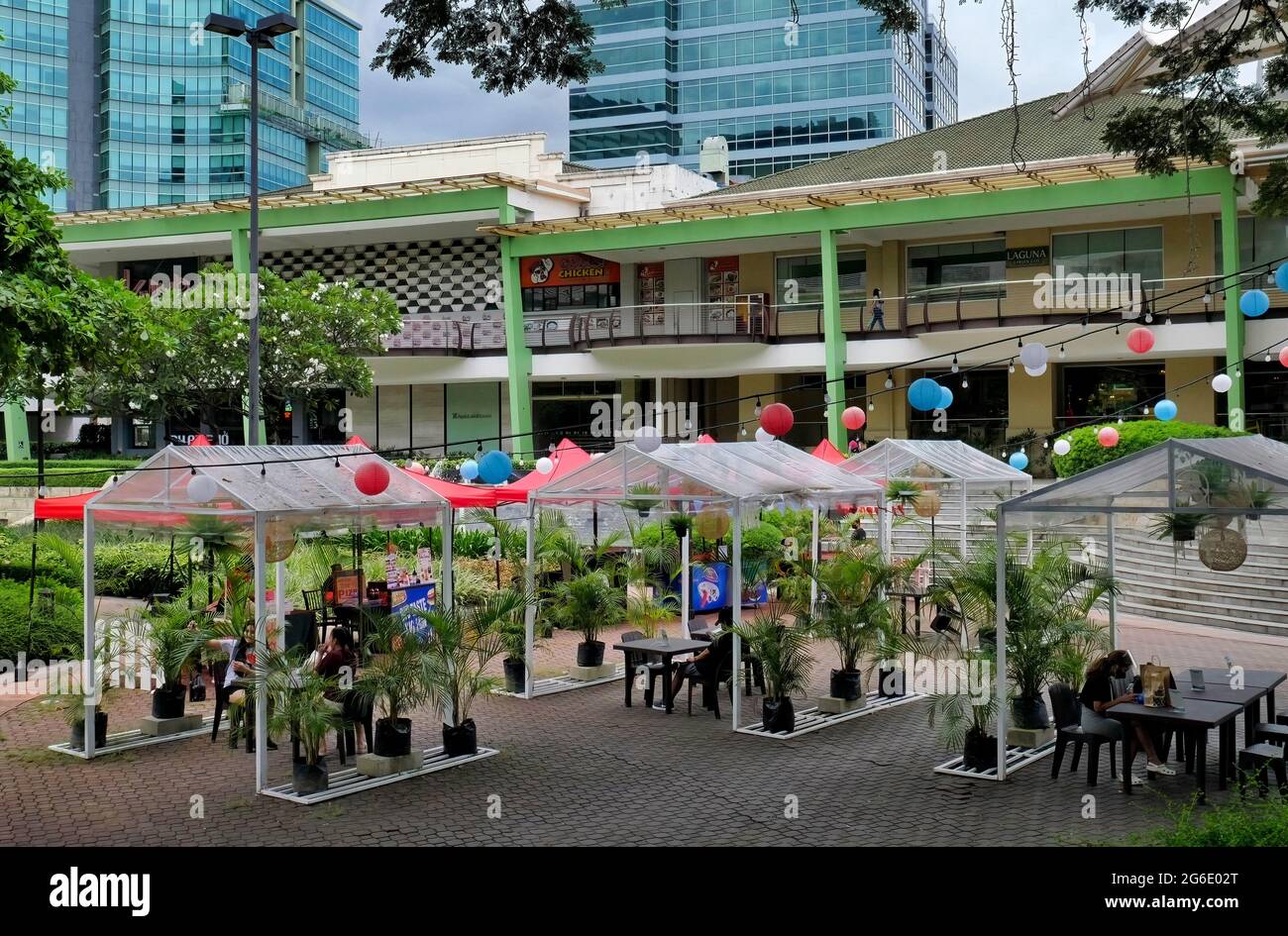 Cebu City, Phil.; 4. Juli 2021 -- Rot-weiß-blaue Luftballons schmücken einen Freiluftbereich eines Einkaufszentrums, in dem der philippinisch-amerikanische Freundschaftstag gefeiert wird. Stockfoto