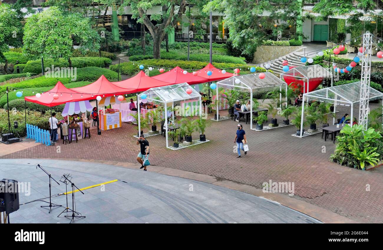 Cebu City, Phil.; 4. Juli 2021 -- Rot-weiß-blaue Luftballons schmücken einen Freiluftbereich eines Einkaufszentrums, in dem der philippinisch-amerikanische Freundschaftstag gefeiert wird. Stockfoto