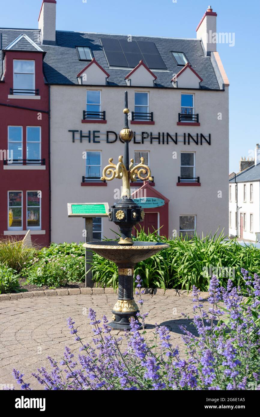 Jubilee Fountain vor dem Dolphin Inn, Queens Road, Dunbar, East Lothian, Schottland, Vereinigtes Königreich Stockfoto