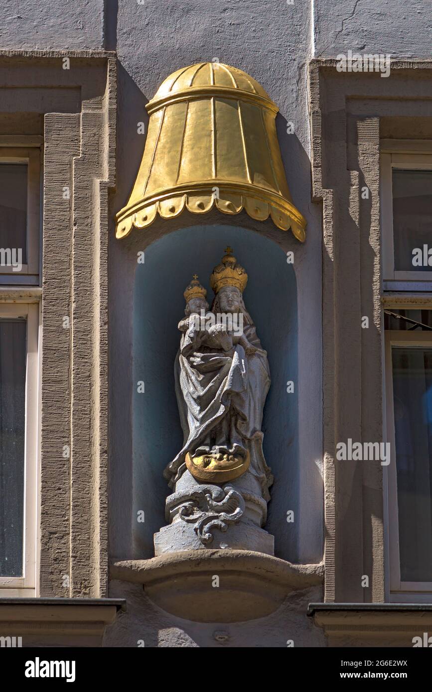 Skulptur von Maria immaculata unter einem vergoldeten Baldachin auf einem Wohnhaus, Bamberg, Oberfranken, Bayern, Deutschland Stockfoto