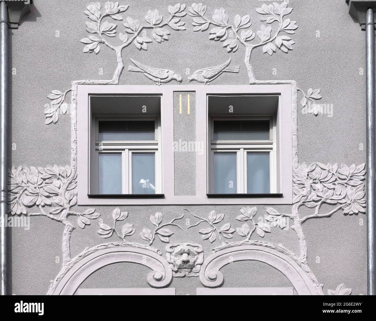 Florale Jugendstilreliefs auf einem Wohnhaus aus dem Jahr 1908, Nürnberg, Mittelfranken, Bayern Deutschland Stockfoto