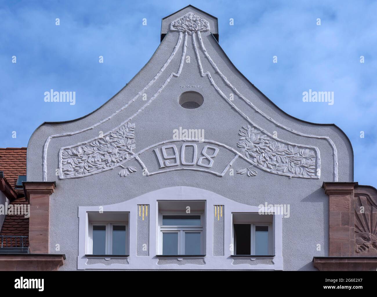 Jugendstilrelief auf dem Giebel eines 1908 erbauten Wohnhauses, Nürnberg, Mittelfrankebm, Bayern, Deutschland Stockfoto