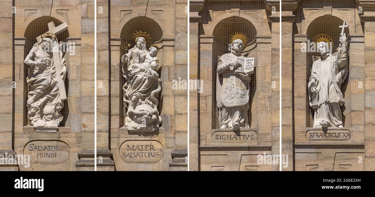 Vier Fassadenfiguren: Jesus, Maria, Ignatius von Loyola und Laurentius an der Hauptfassade der Pfarrkirche St. Martin, Bamberg, Oberfranken Stockfoto