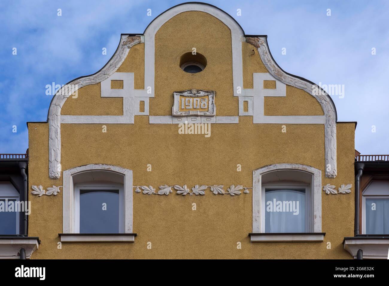 Jugendstilrelief auf dem Giebel eines 1908 erbauten Wohnhauses, Nürnberg, Mittelfrankebm, Bayern, Deutschland Stockfoto