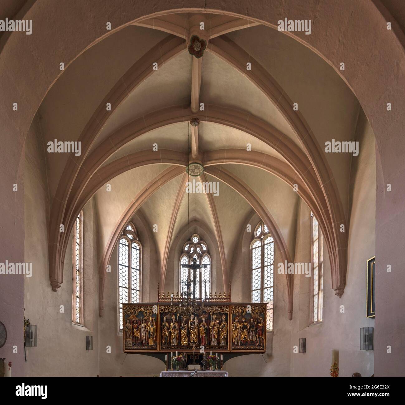 Kirche der Heiligen Dreifaltigkeit aus dem Jahr 1471, Chor und Altar Ende des 15. Jahrhunderts mit geschnitzten Figuren der 14 notleidende Helfer Osternohe Stockfoto