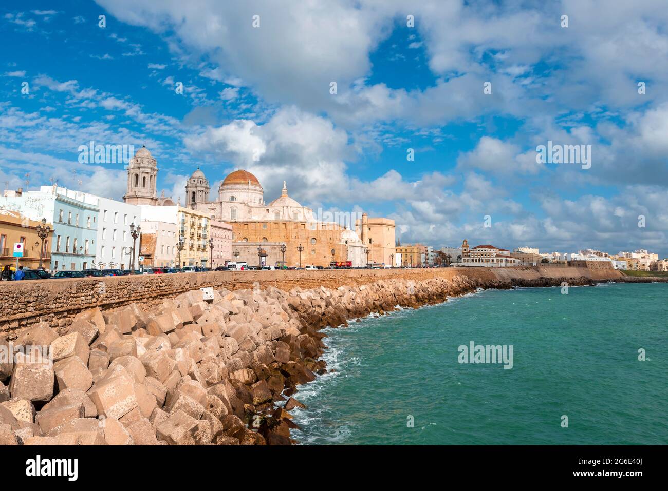 Blick auf die Kuppel und die Türme der Kathedrale von Cadér, die Kathedrale des Heiligen Kreuzes über dem Meer, am Wasser, Cadéz, Andalusien, Spanien Stockfoto