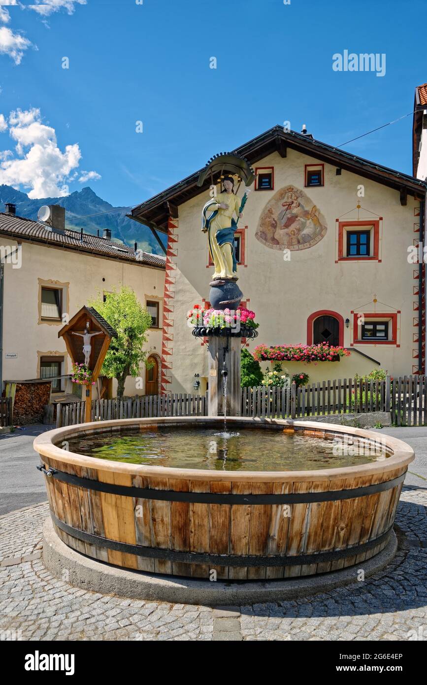 Hölzerner Dorfbrunnen, Nauders, Tirol, Österreich Stockfoto