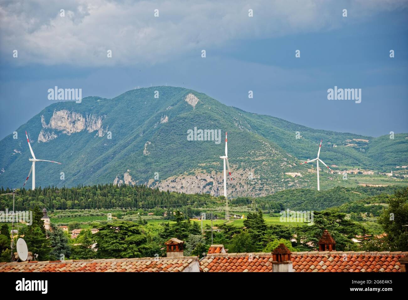 Windturbinen in der Nähe von Affi südöstlich des Gardasees, Affi, Venetien, Italien Stockfoto