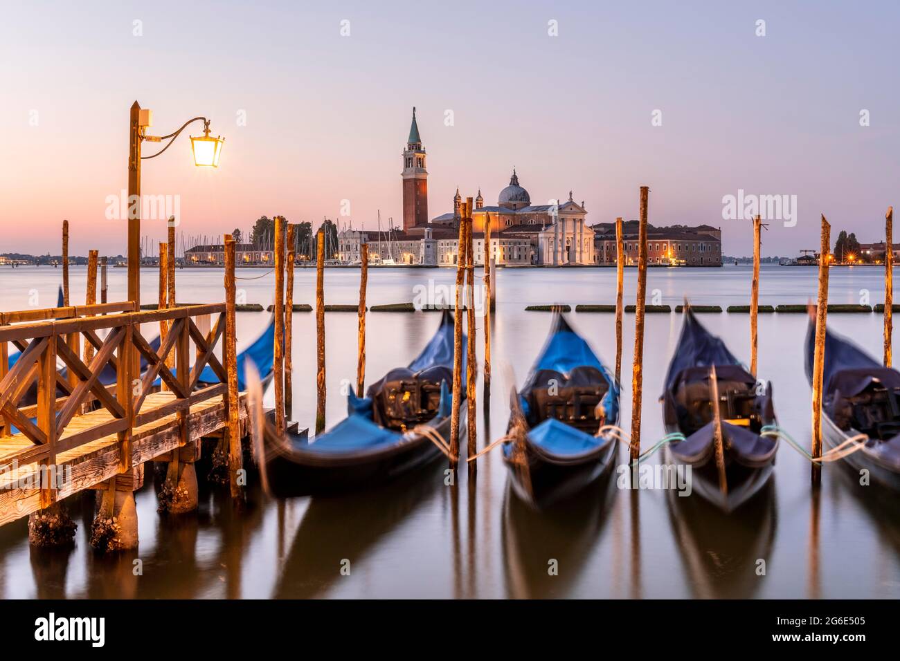 Venezianische Gondeln, hinter der Kirche San Giorgio Maggiore, Morgendämmerung, Venedig, Venetien, Italien Stockfoto