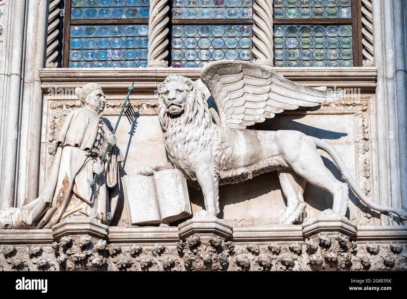 Wappen mit Löwen am Dogenpalast, Venedig, Venetien, Italien Stockfoto