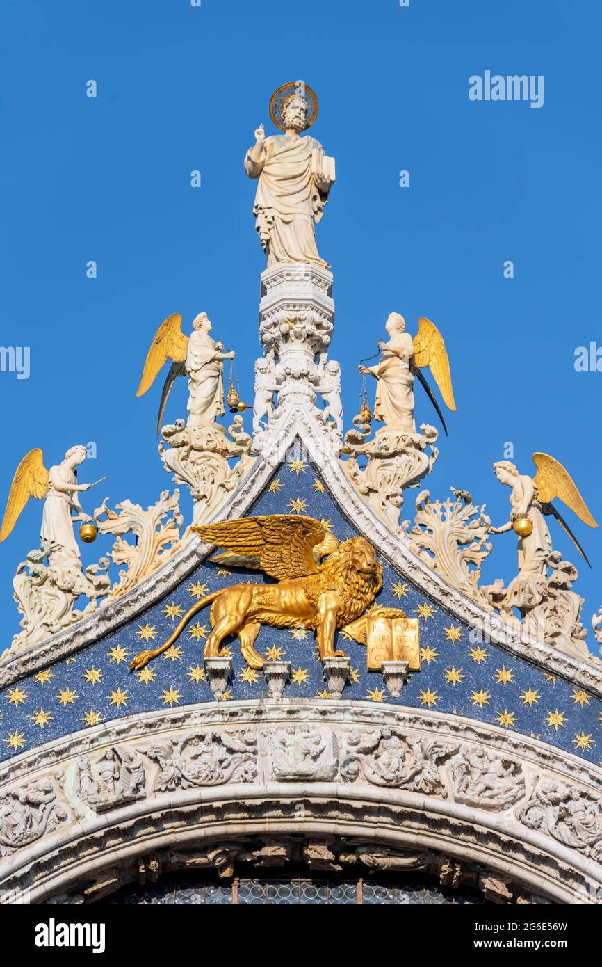 Vergoldeter Löwe, Statue auf dem Dach, Markusdom, Markusdom, Markusplatz, Venedig, Venetien, Italien Stockfoto