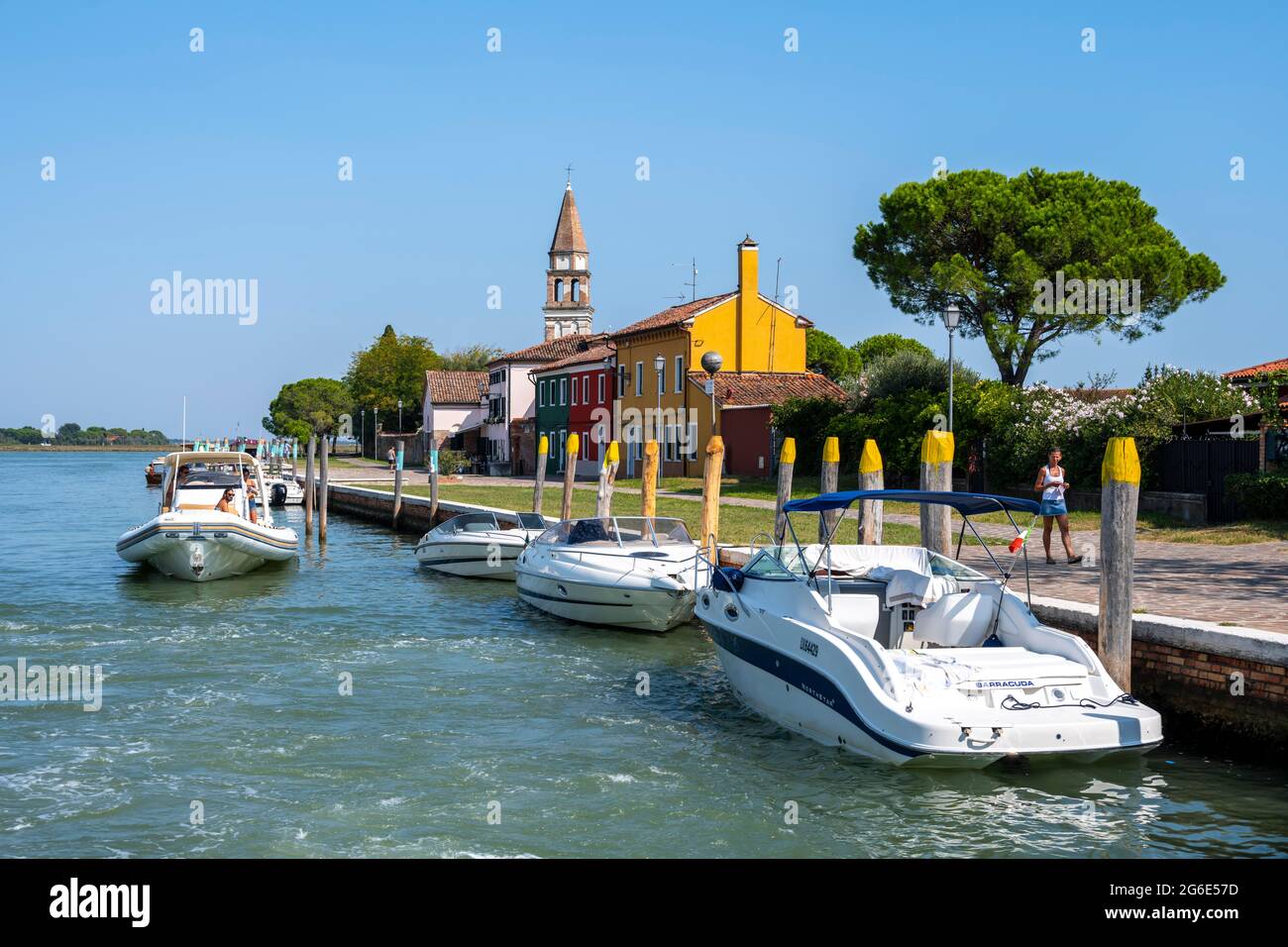San Michele Arcangelo, Kanal mit Booten, bunten Häusern, Burano Island, Venedig, Venetien, Italien Stockfoto