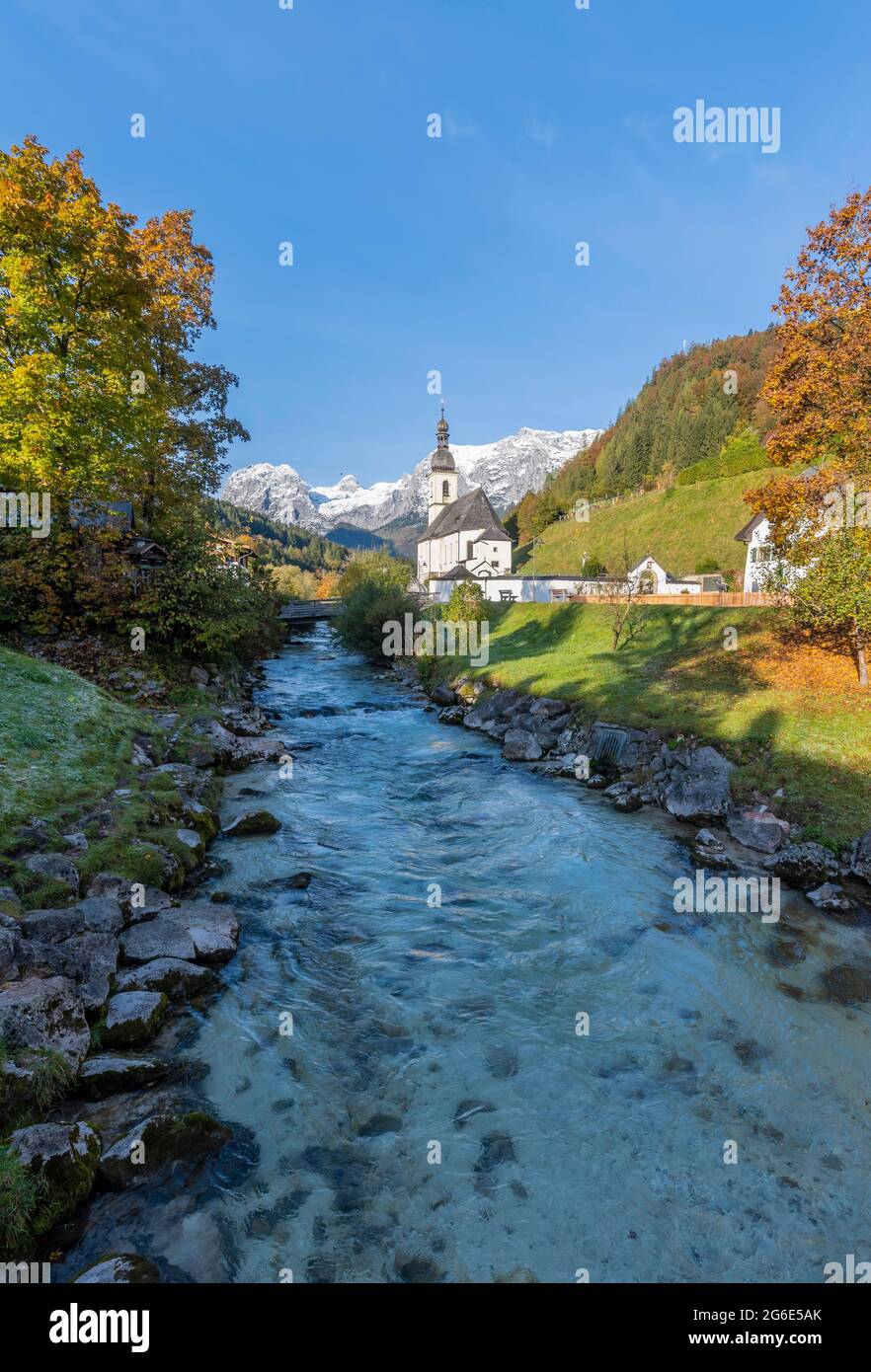 Pfarrkirche St. Sebastian mit Ramsauer Ache, Ramsau, Berchtesgadener Land, Bayern, Deutschland Stockfoto