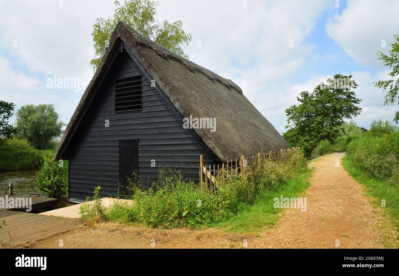 Bootshaus und Pfad am Fluss Ant in Norfolk England Stockfoto