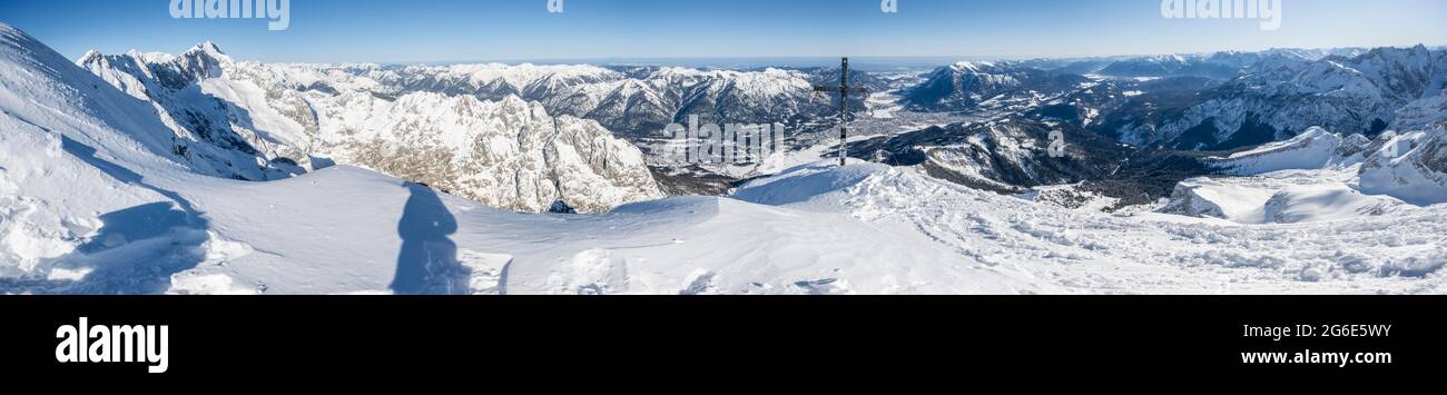 Alpspitz Gipfel mit Gipfelkreuz, Skitour zur Alpspitze, Blick auf Garmisch-Patenkirchen, Wettersteingebirge mit Schnee im Winter Stockfoto