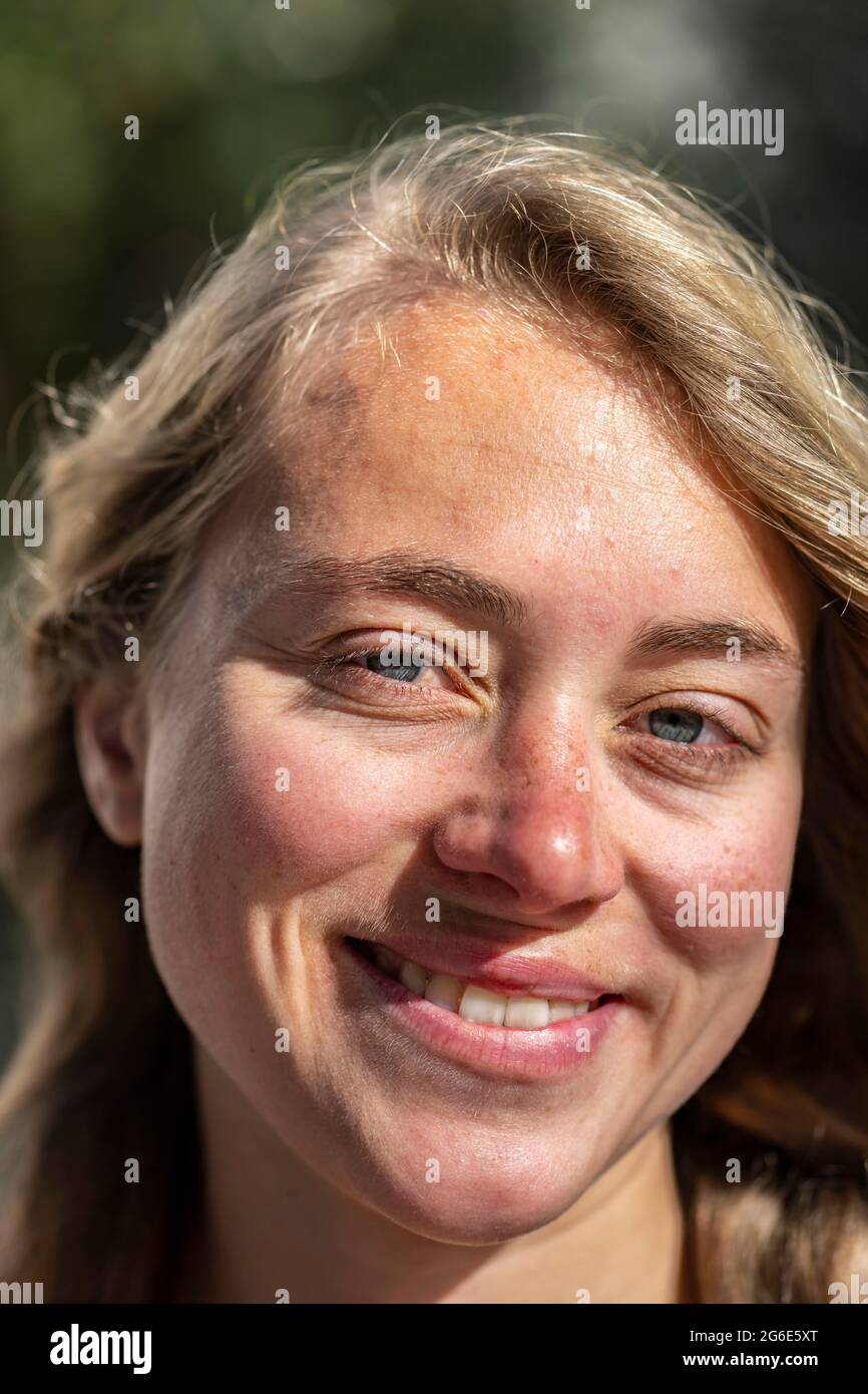 Junge Frau grinsend, glücklich, Griechenland Stockfoto