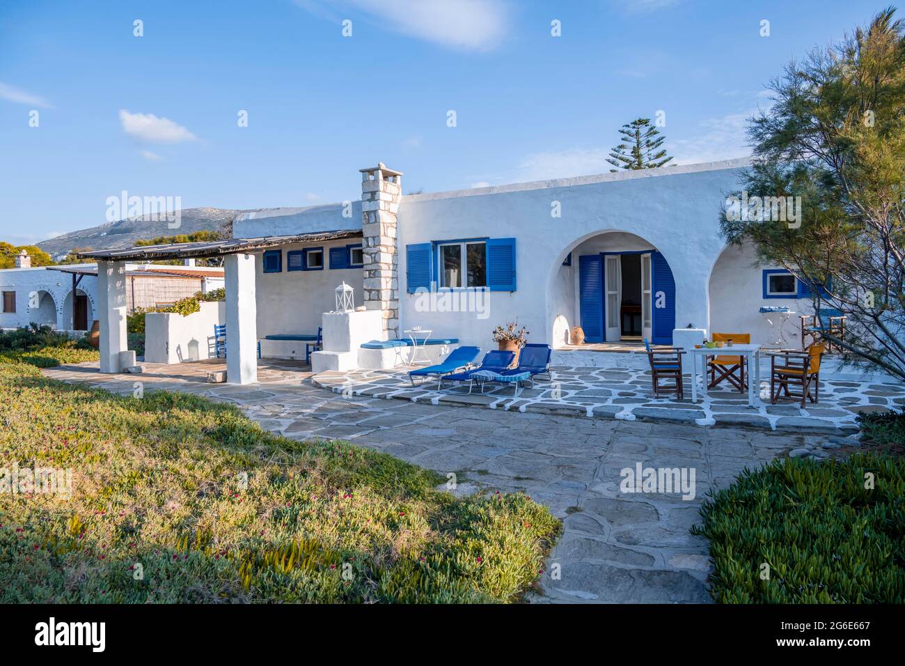 Kykladisches Haus mit blauen Fenstern, Paros, Kykladen, Griechenland Stockfoto