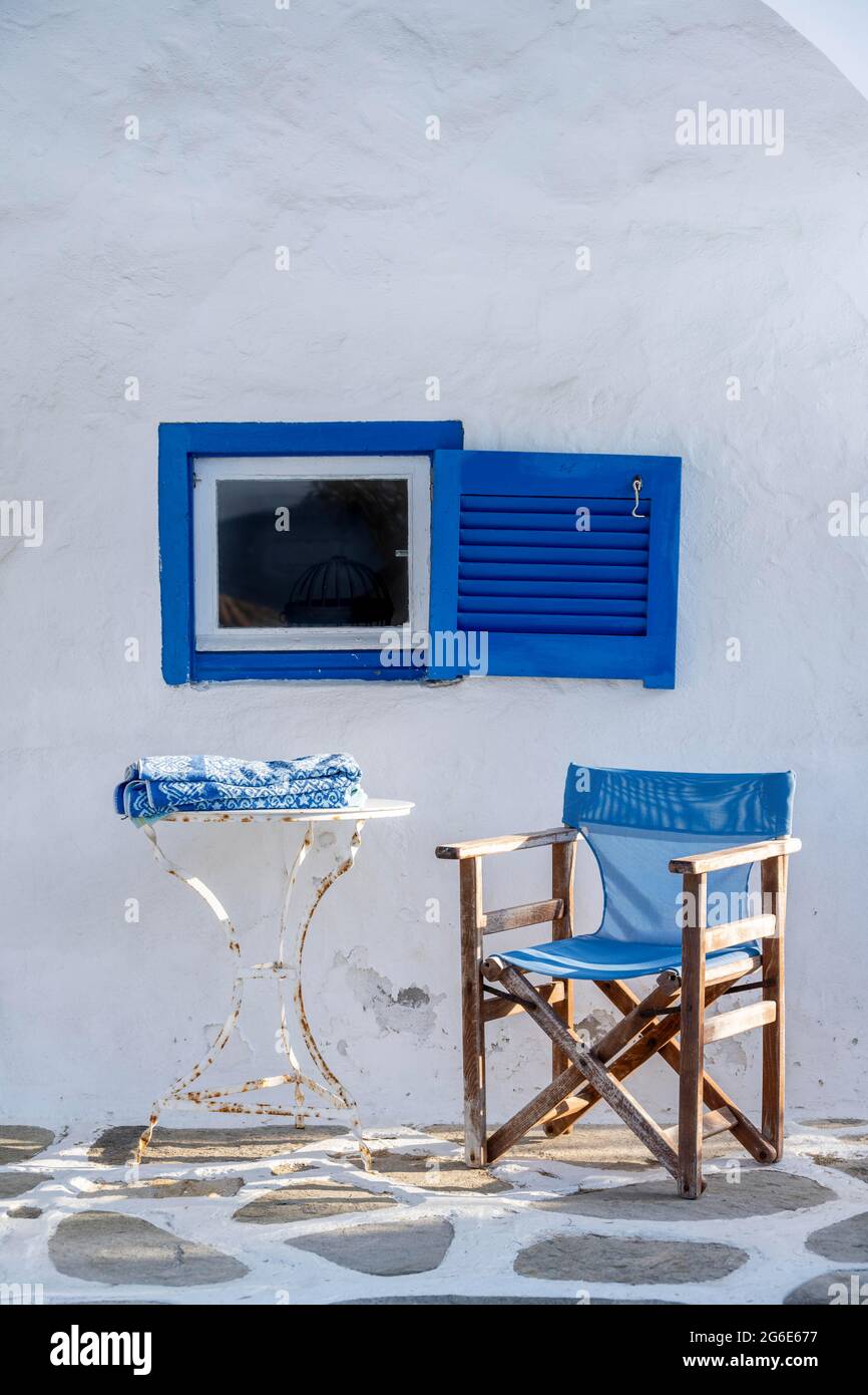 Kykladenhaus, blaues Fenster und blauer Stuhl, Paros, Kykladen, Griechenland Stockfoto