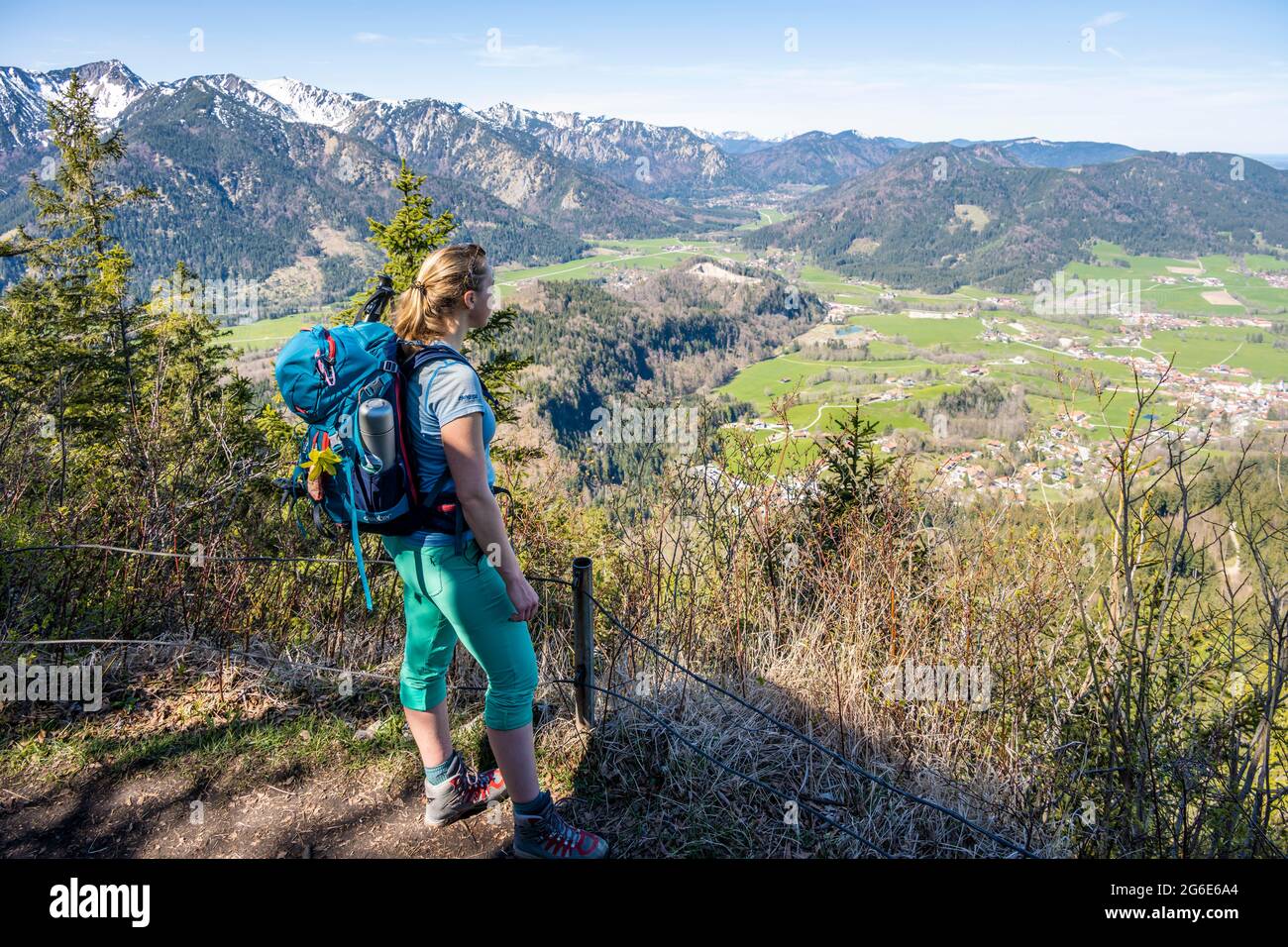 Wanderer auf dem Wanderweg nach Breitenstein, Blick über das Alpenvorland, Fischbachau, Bayern, Deutschland Stockfoto