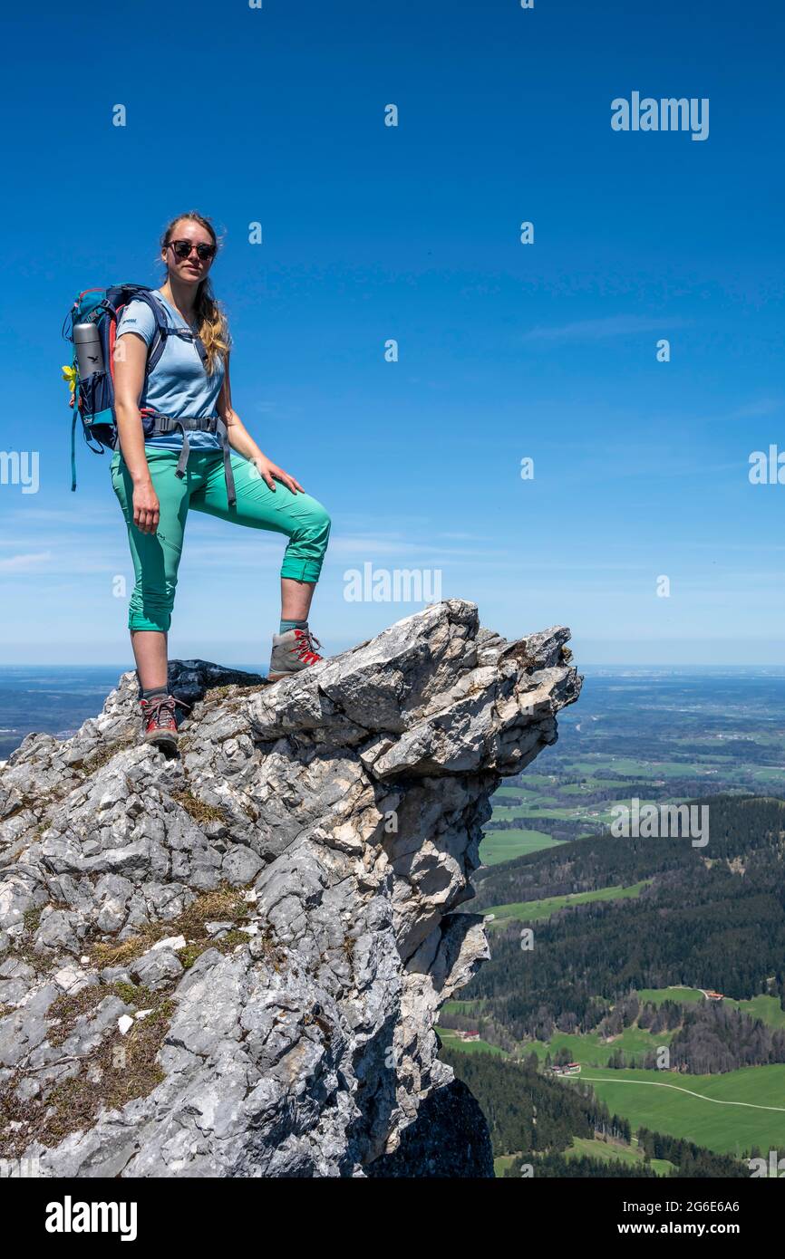 Wanderer auf dem Gipfel des Breitensteins, Blick über das Alpenvorland, Fischbachau, Bayern, Deutschland Stockfoto