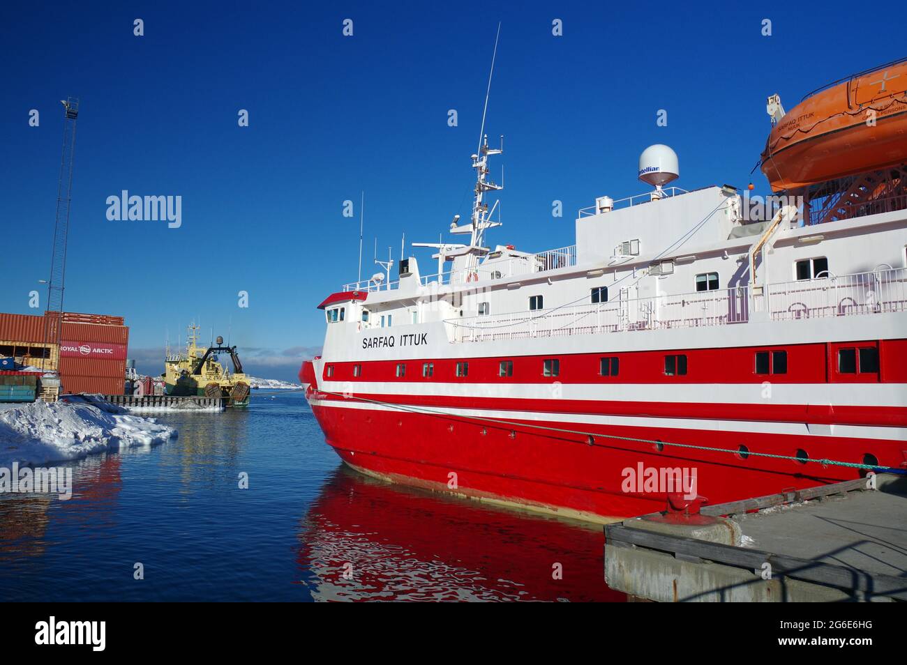 Rotes Schiff, Passagierfähre Sarfaq Ittuk, Sisimuit, Grönland, Dänemark Stockfoto