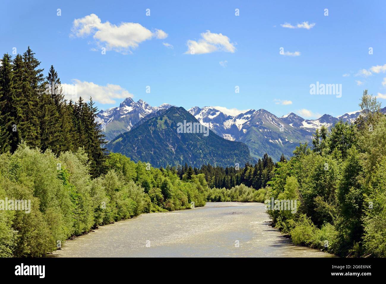 Blick über die Iller Richtung Oberstdorf zum Allgäu, vor den Himmelschrofen 1776 m, Fischen, Allgäuer Alpen, Allgäu, Bayern Stockfoto