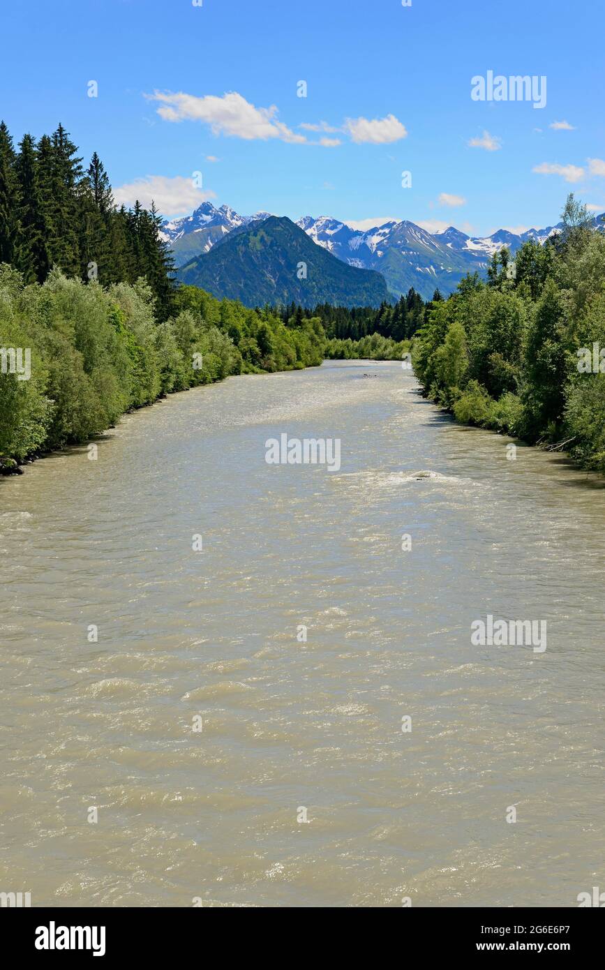 Blick über die Iller Richtung Oberstdorf zum Allgäu, vor den Himmelschrofen 1776 m, Fischen, Allgäuer Alpen, Allgäu, Bayern Stockfoto