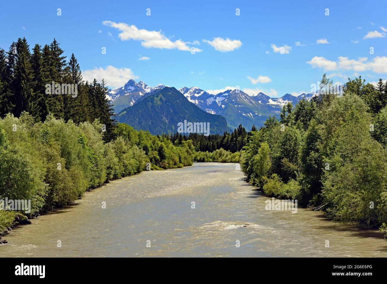 Blick über die Iller Richtung Oberstdorf zum Allgäu, vor den Himmelschrofen 1776 m, Fischen, Allgäuer Alpen, Allgäu, Bayern Stockfoto