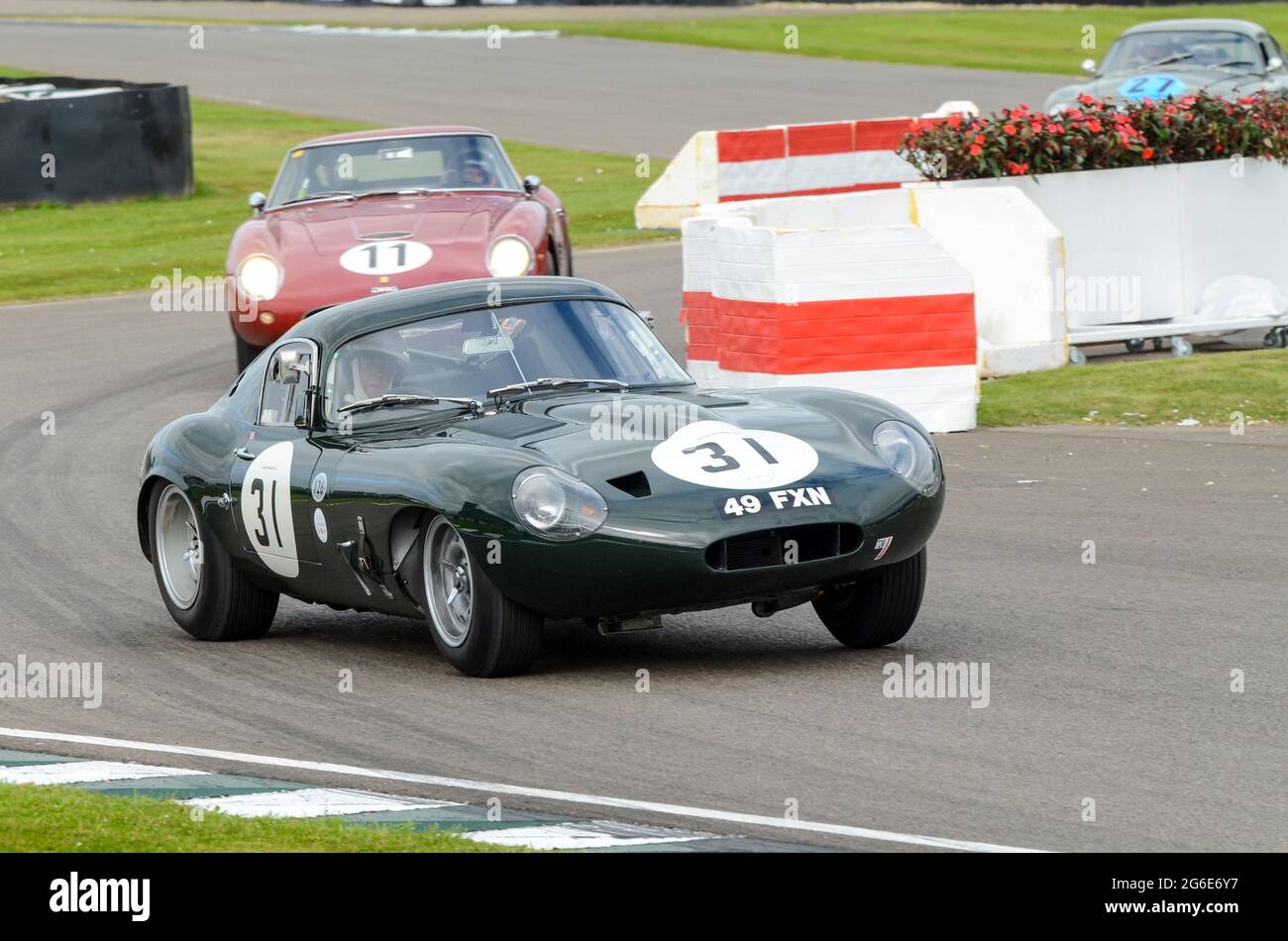 Jaguar E Type – leichter Coupé-Klassiker mit geringem Luftwiderstand, Oldtimer, der bei der RAC Tourist Trophy beim historischen Goodwood Revival-Event in Großbritannien teilnimmt Stockfoto