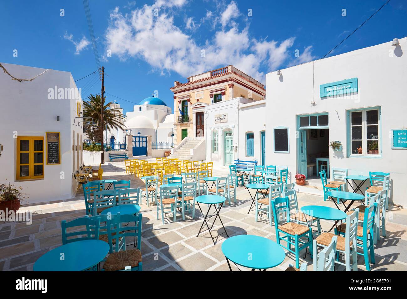 Sitzplätze auf dem Dorfplatz in der Plaka von Serifos, Kykladen, Griechenland Stockfoto
