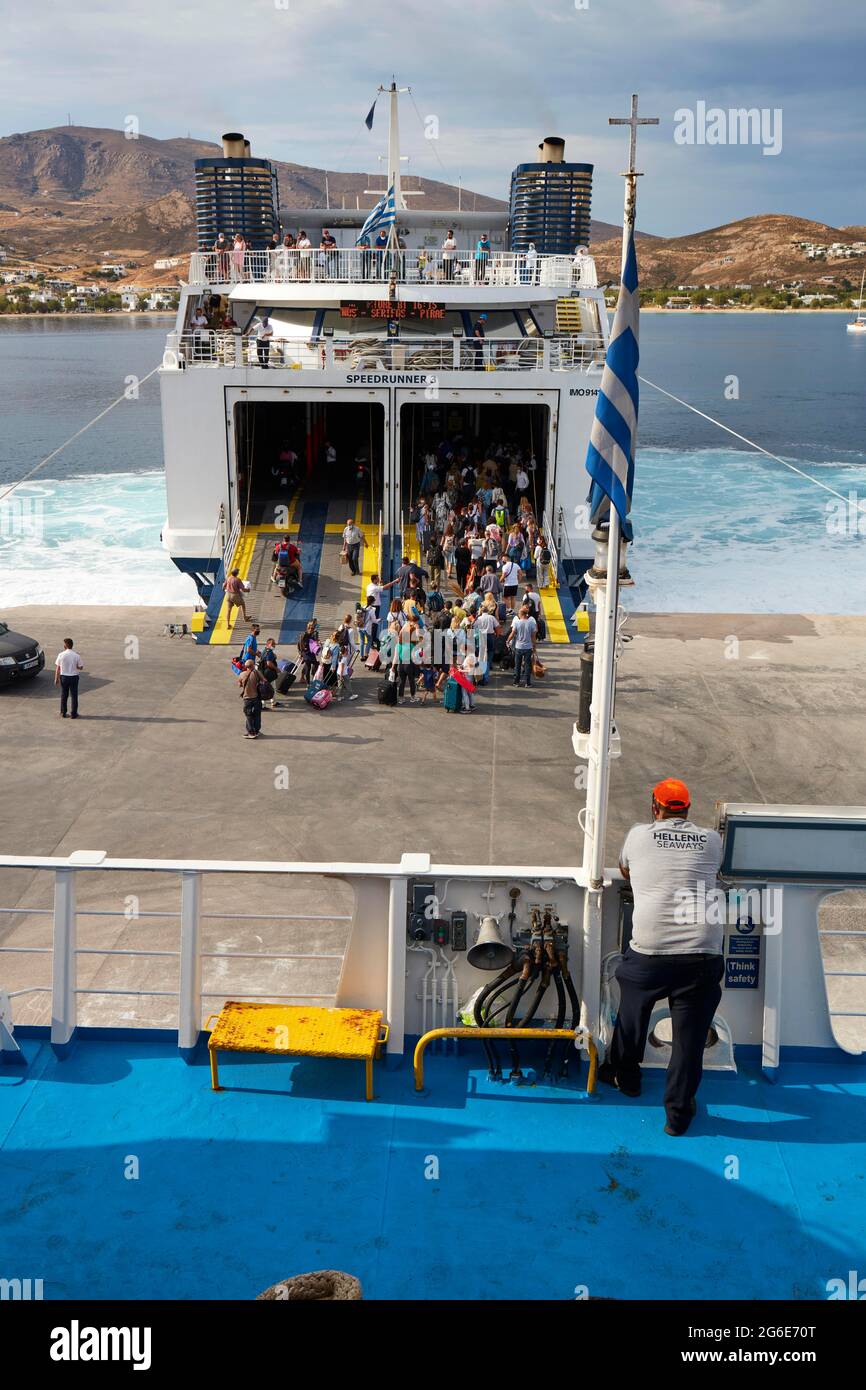 Fährmann schaut auf andere Fähren, Urlauber steigen aus, Sikinos, Kykladen, Griechenland Stockfoto