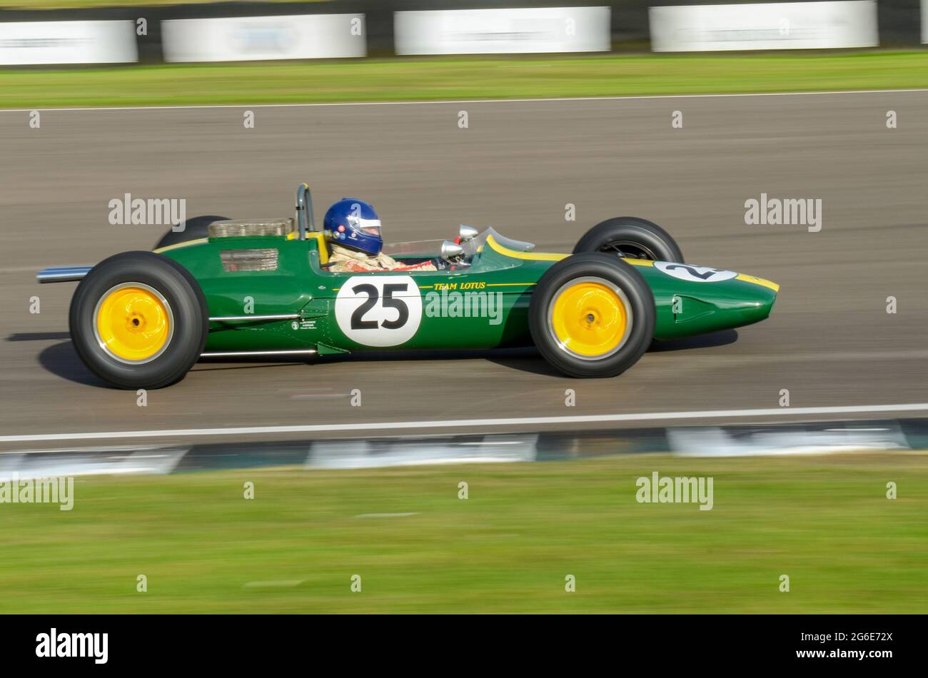 Lotus Climax 25 Classic Grand Prix, klassischer F1-Rennwagen, der bei der Glover Trophy beim historischen Goodwood Revival-Event in Großbritannien teilnimmt. Team Lotus grün Stockfoto