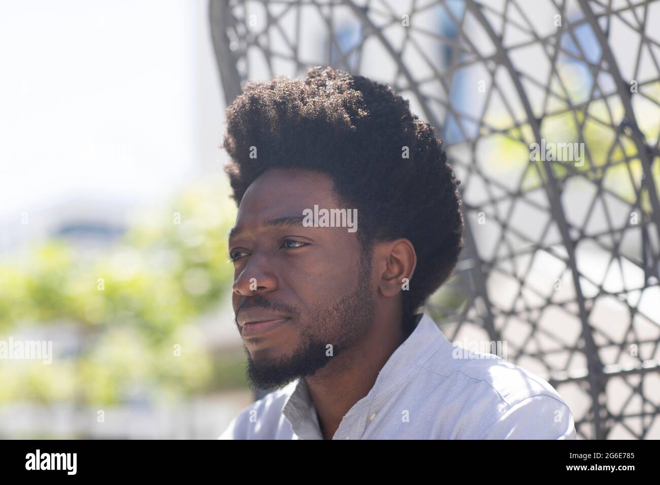 Junger Mann, draußen, Blick in die Zukunft, Freiburg, Baden-Württemberg, Deutschland Stockfoto