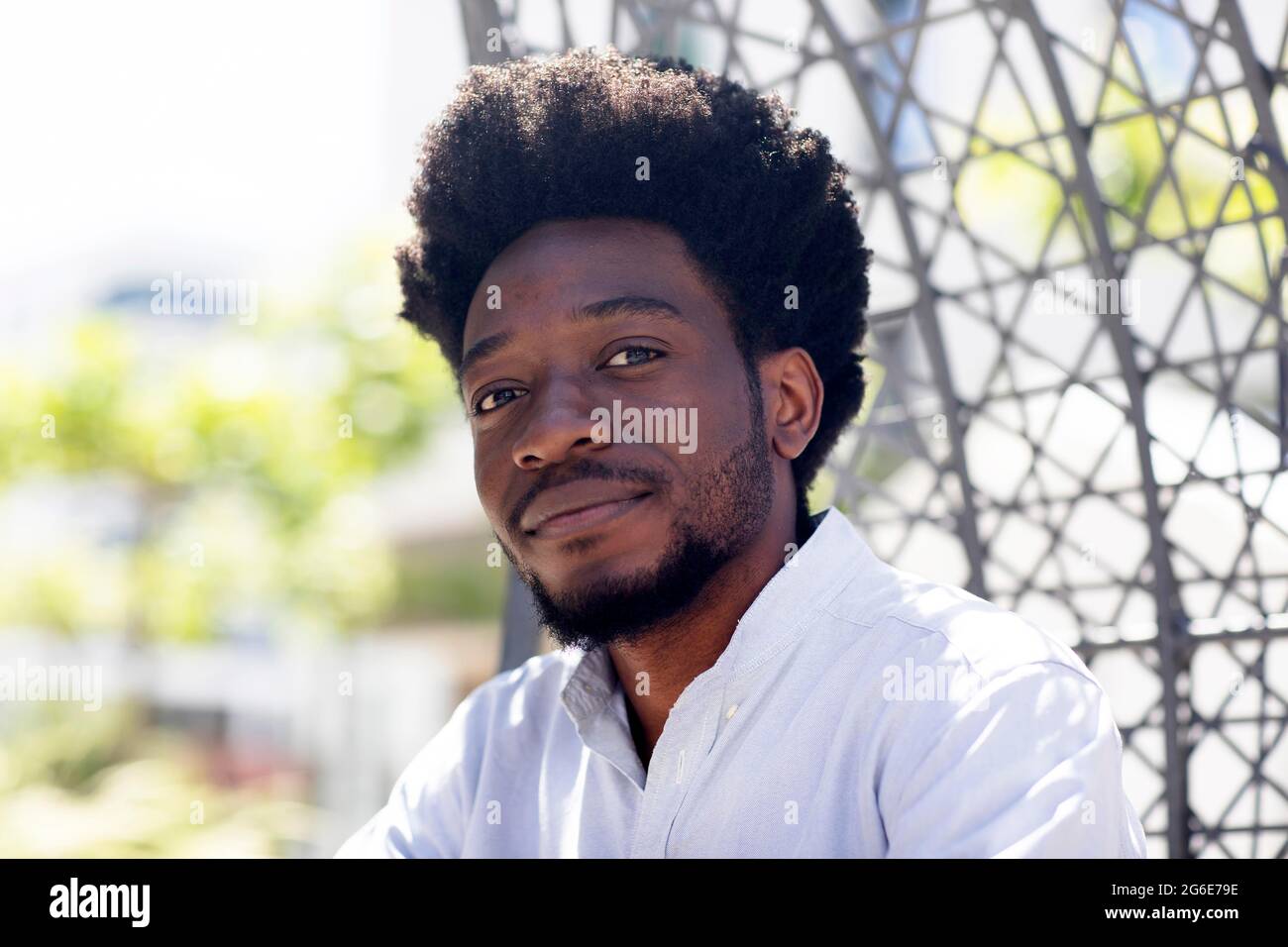 Junger Mann, draußen, Blick in die Zukunft, Freiburg, Baden-Württemberg, Deutschland Stockfoto