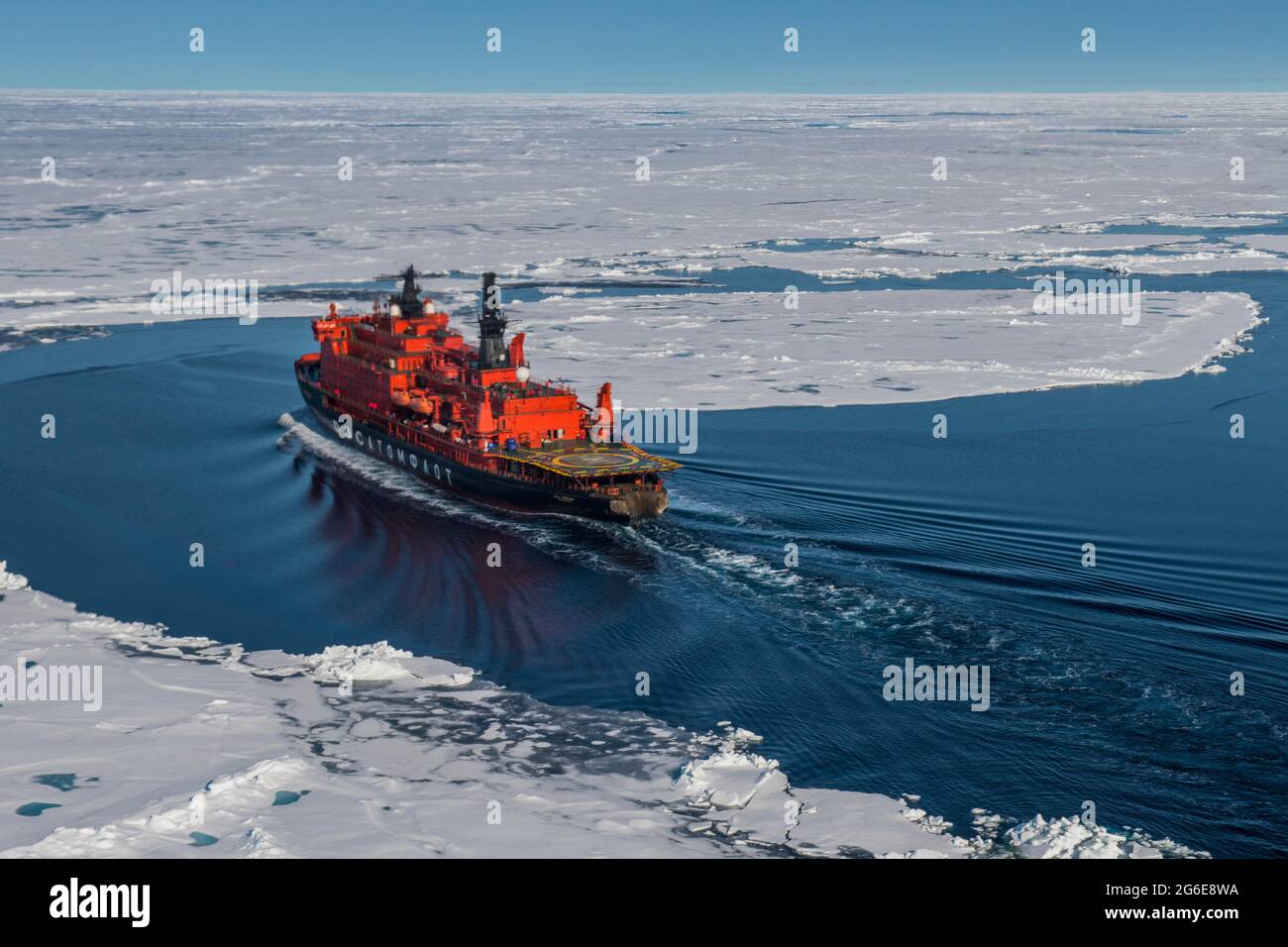 Antenne von 50 Jahren den Eisbrecher "Der Sieg" auf dem Weg zum Nordpol, Arktis Stockfoto