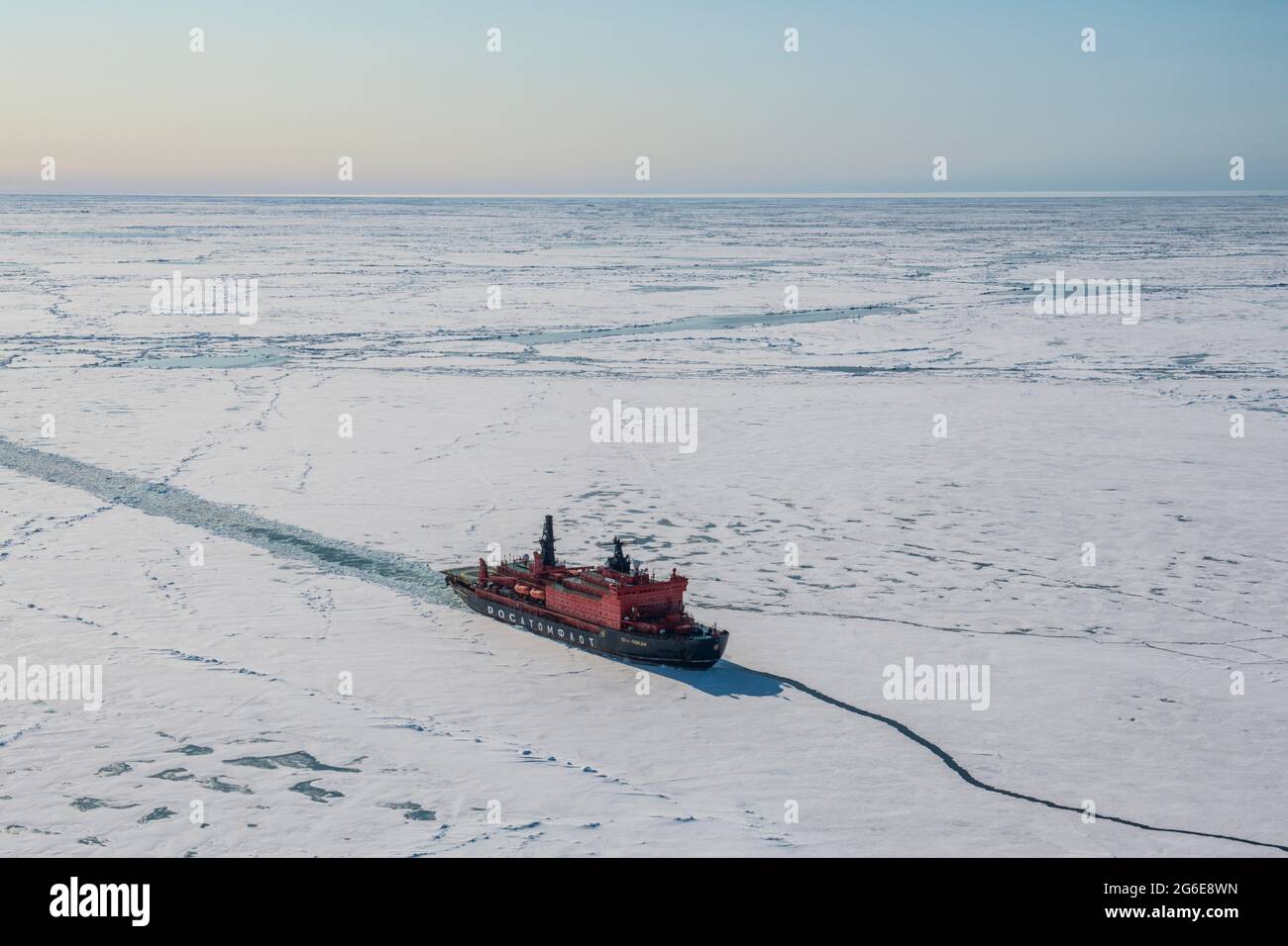 Antenne von 50 Jahren den Eisbrecher "Der Sieg" auf dem Weg zum Nordpol durch das Eis brechen, Arktis Stockfoto