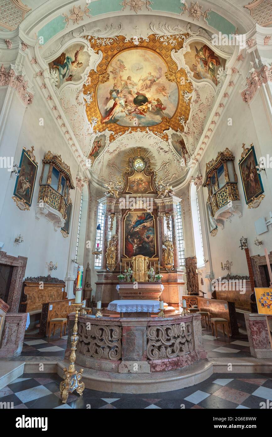 Hauptaltar mit Deckenfresken, Pfarrkirche Mariä Himmelfahrt, Prien am Chiemsee, Oberbayern, Bayern, Deutschland Stockfoto