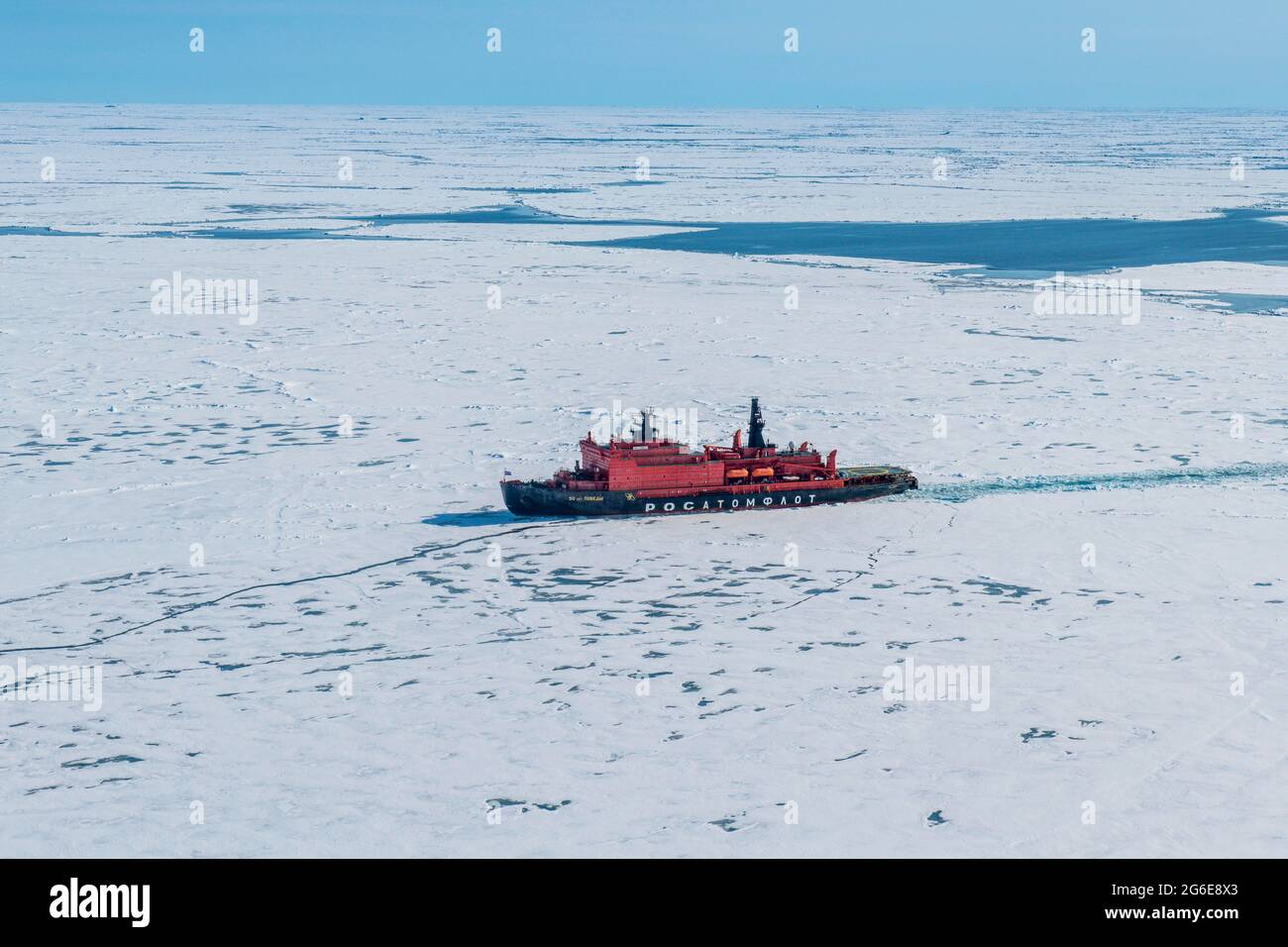 Antenne von 50 Jahren den Eisbrecher "Der Sieg" auf dem Weg zum Nordpol durch das Eis brechen, Arktis Stockfoto
