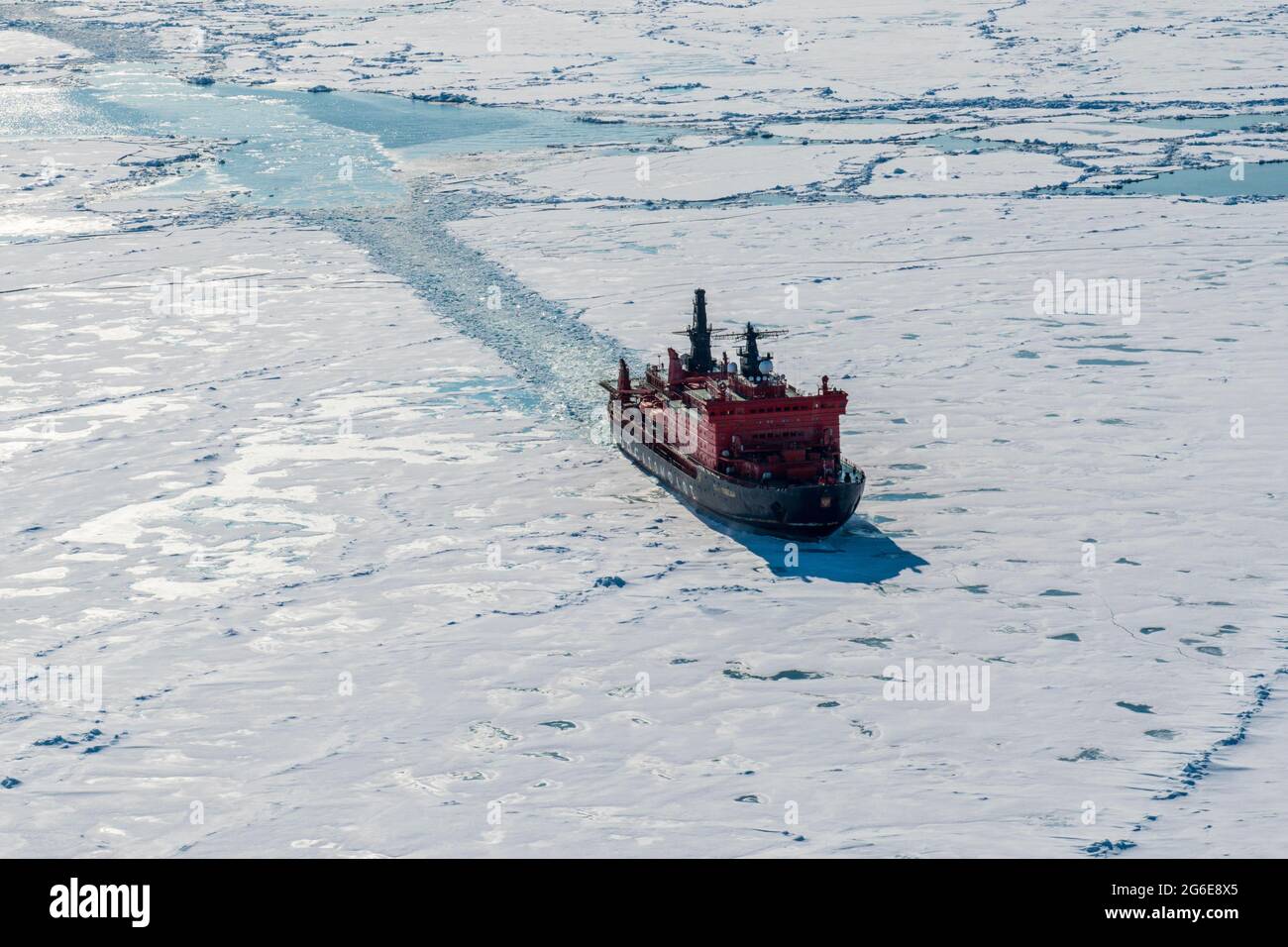 Antenne von 50 Jahren den Eisbrecher "Der Sieg" auf dem Weg zum Nordpol durch das Eis brechen, Arktis Stockfoto