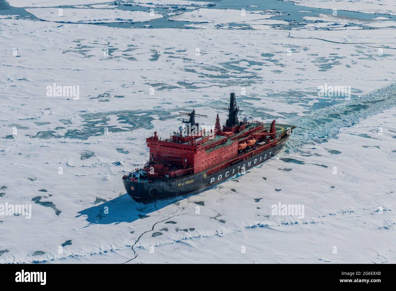 Antenne von 50 Jahren den Eisbrecher "Der Sieg" auf dem Weg zum Nordpol durch das Eis brechen, Arktis Stockfoto