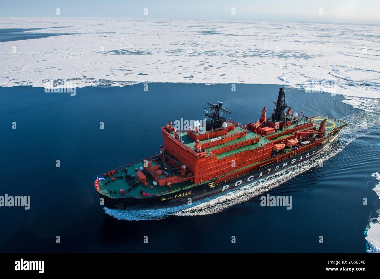 Antenne von 50 Jahren den Eisbrecher "Der Sieg" auf dem Weg zum Nordpol, Arktis Stockfoto