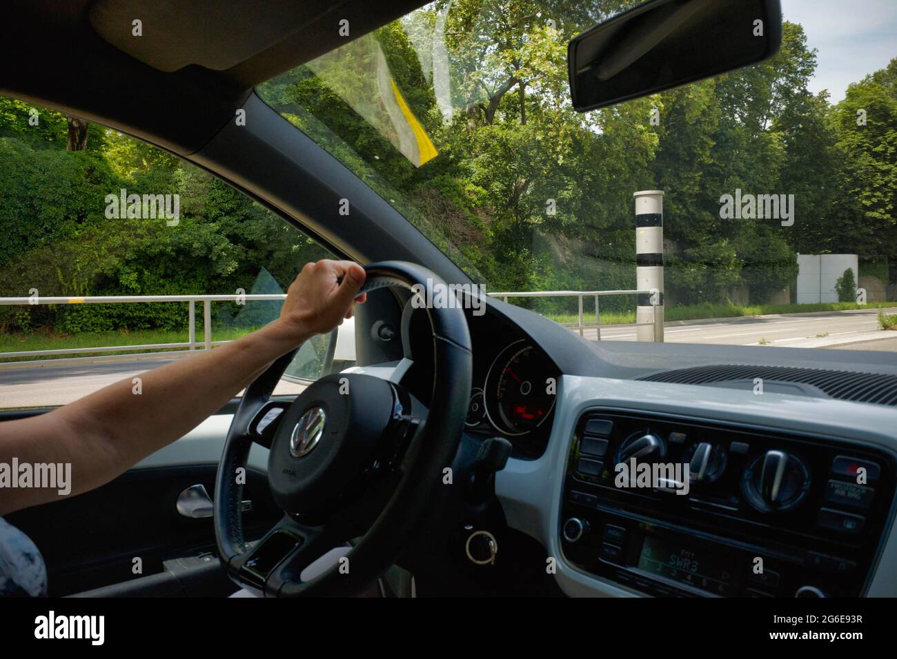 Blick vom fahrenden Auto auf Polyscan Blitzer, PoliScan, Blitzer, Vitronic, Lidar, Blitzerkamerasäulen für Geschwindigkeitsmessung, innen Stockfoto