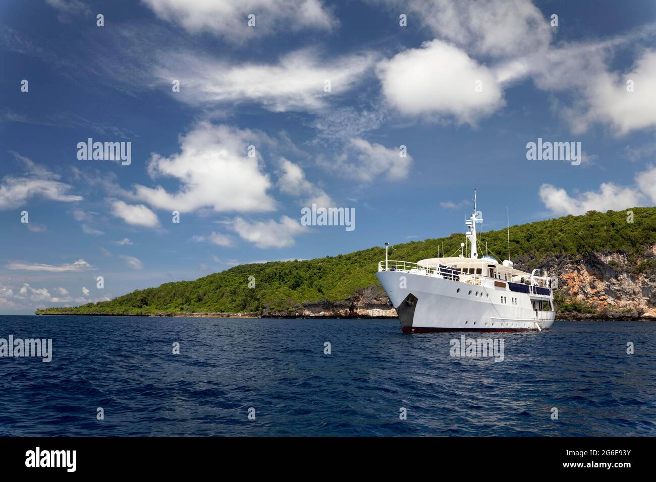 Luxus-Tauchboot, weiß, Pelagian Tauchsafari vor der tropischen Insel, Wakatobi Dive Resort, Pulau Tolandona, Südost-Sulawesi, Indonesien Stockfoto
