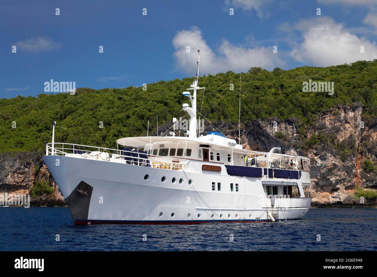 Luxus-Tauchboot, weiß, Pelagian Tauchsafari vor der tropischen Insel, Wakatobi Dive Resort, Pulau Tolandona, Südost-Sulawesi, Indonesien Stockfoto