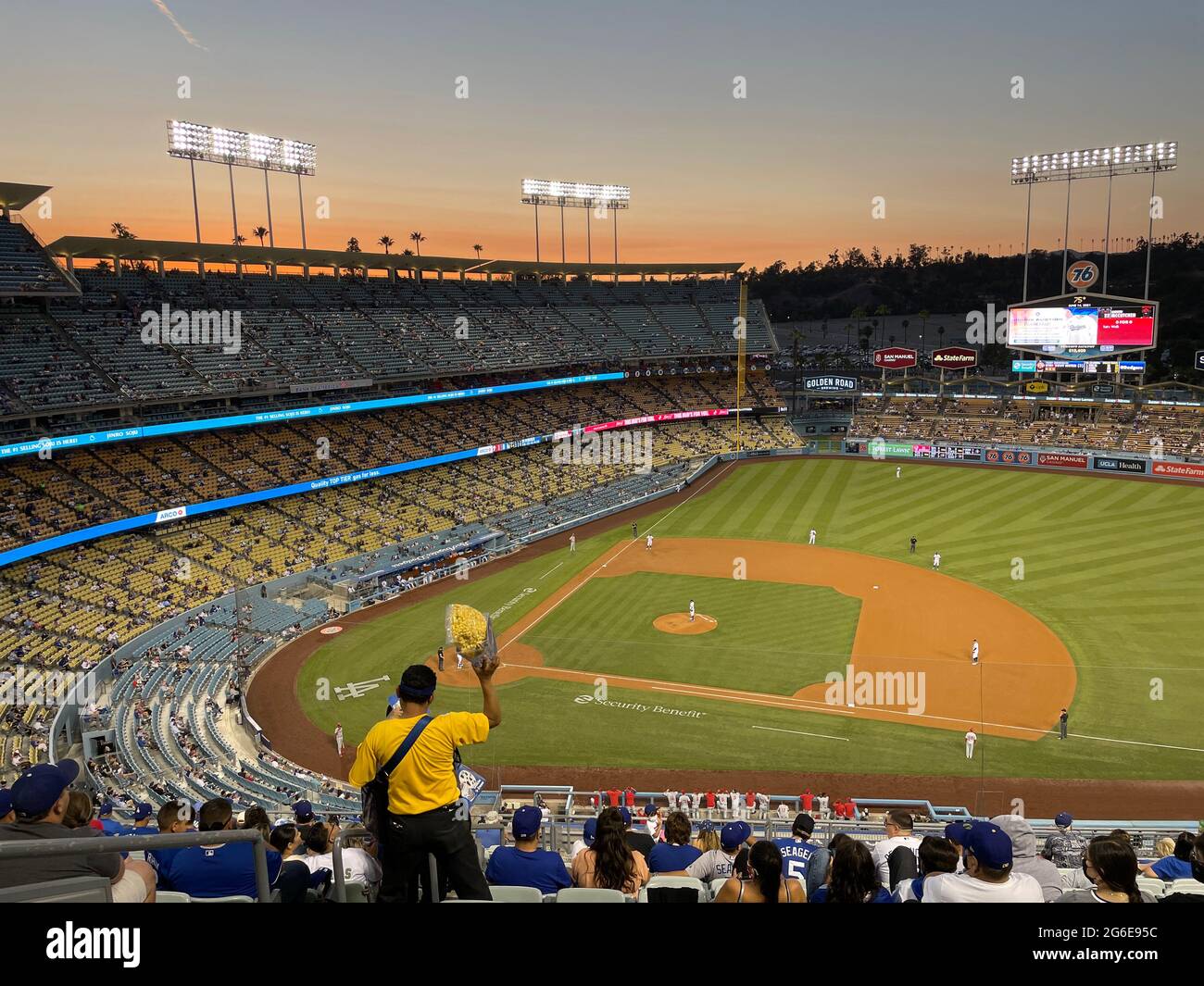 Verkäufer, der Popcorn während des Nachtballspiels im Dodger Stadium in Los Angeles, CA, verkauft Stockfoto