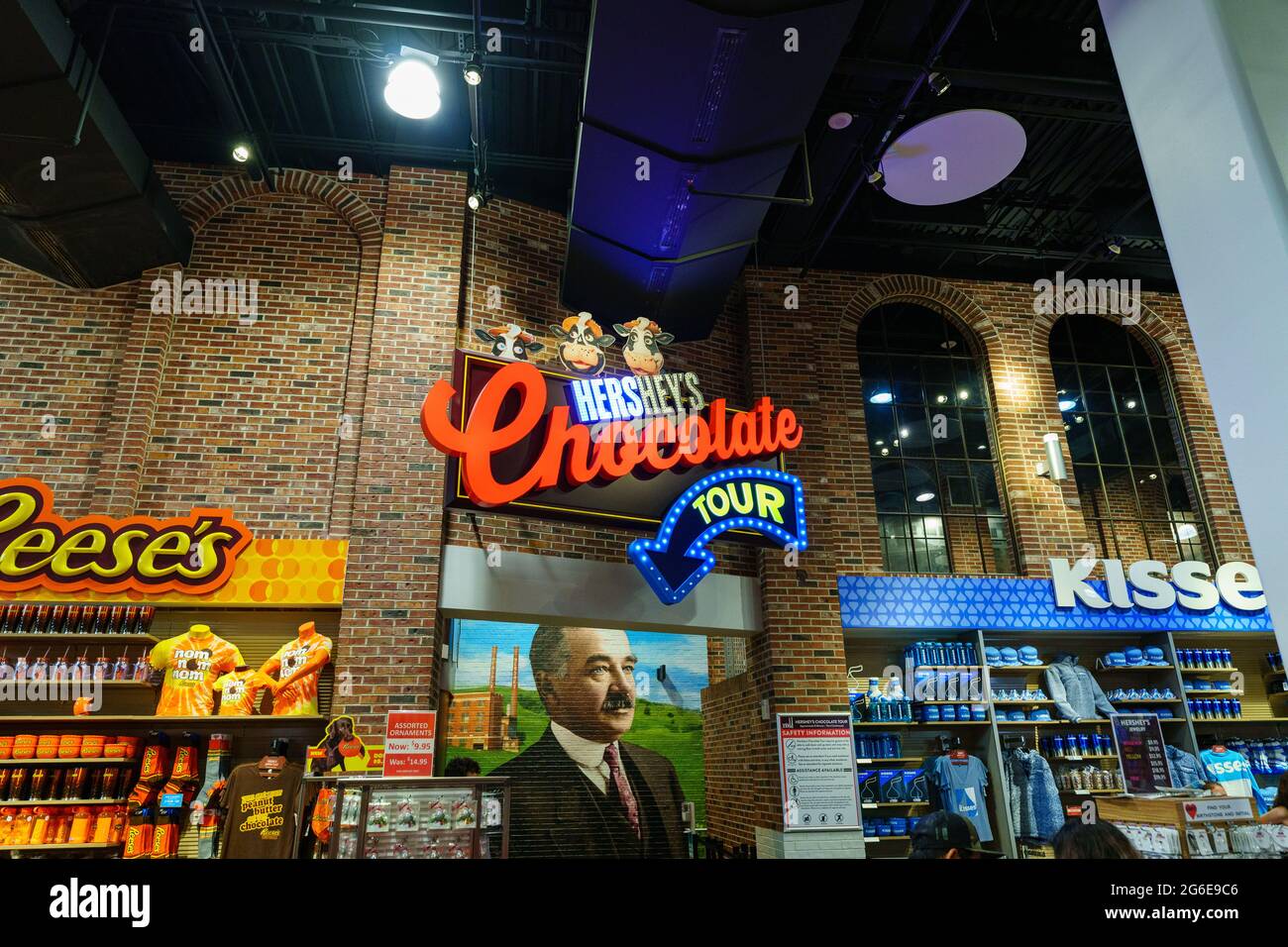 Hershey, PA, USA – 27. Juni 2021: Reese’s Peanut Butter Cup Merchandise in Chocolateworld wird ausgestellt und den Besuchern zum Verkauf angeboten. Stockfoto